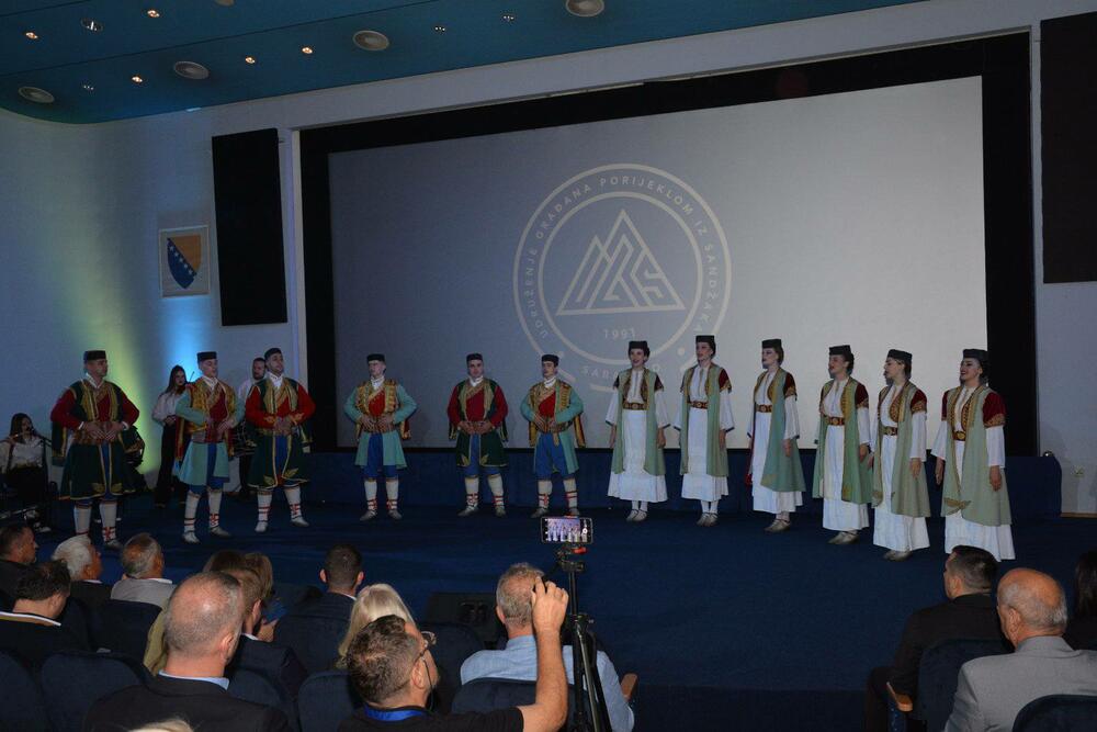 <p>"Država će nastaviti da podržava inicijative koje promovišu zajedništvo, tradiciju i kulturnu razmjenu", kazao Azemović</p>