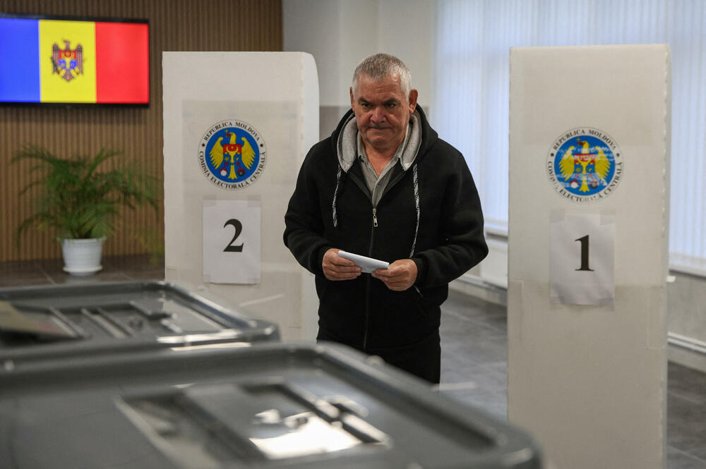 <p>Ako nijedna strana ne osvoji većinu u parlamentu od 101 mjesta, vjerovatno će uslijediti politička trgovina, što bi dodatno uzdrmalo jednu od najsiromašnijih evropskih zemalja, pogođenu ratom u susjednoj Ukrajini i sumnjama u rusko miješanje u politiku i religiju, navodi Rojters</p>