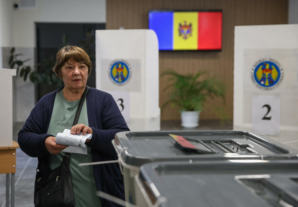 <p>Ako nijedna strana ne osvoji većinu u parlamentu od 101 mjesta, vjerovatno će uslijediti politička trgovina, što bi dodatno uzdrmalo jednu od najsiromašnijih evropskih zemalja, pogođenu ratom u susjednoj Ukrajini i sumnjama u rusko miješanje u politiku i religiju, navodi Rojters</p>