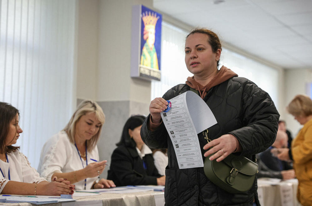 <p>Ako nijedna strana ne osvoji većinu u parlamentu od 101 mjesta, vjerovatno će uslijediti politička trgovina, što bi dodatno uzdrmalo jednu od najsiromašnijih evropskih zemalja, pogođenu ratom u susjednoj Ukrajini i sumnjama u rusko miješanje u politiku i religiju, navodi Rojters</p>