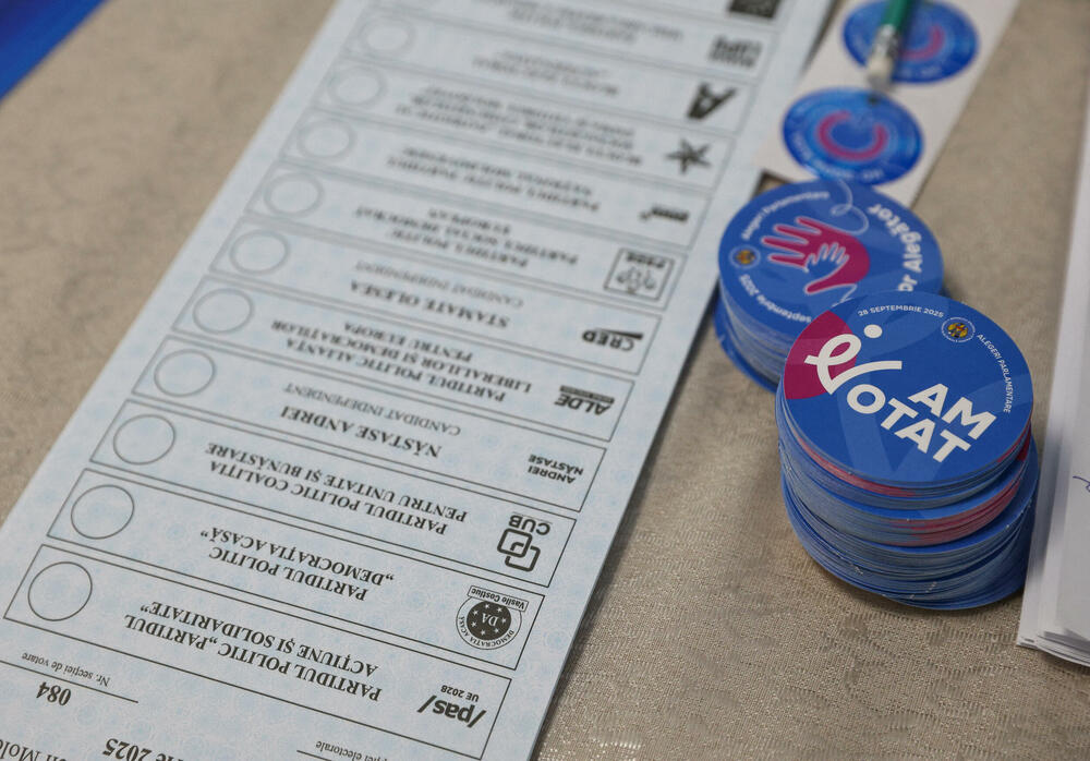 <p>Ako nijedna strana ne osvoji većinu u parlamentu od 101 mjesta, vjerovatno će uslijediti politička trgovina, što bi dodatno uzdrmalo jednu od najsiromašnijih evropskih zemalja, pogođenu ratom u susjednoj Ukrajini i sumnjama u rusko miješanje u politiku i religiju, navodi Rojters</p>