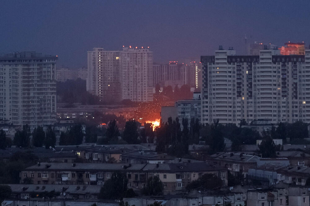 <p>Ministar spoljnih poslova Ukrajine Andrij Sibiha istakao je da napad naglašava potrebu za dodatnim sankcijama protiv Rusije kako bi bila primorana da zaustavi svoju agresiju</p>  <p>Susjedna Poljska zatvorila je svoj vazdušni prostor iznad dva jugoistočna grada i podigla lovačke avione dok opasnost nije prošla</p>