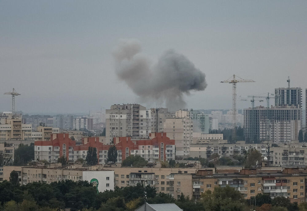 <p>Ministar spoljnih poslova Ukrajine Andrij Sibiha istakao je da napad naglašava potrebu za dodatnim sankcijama protiv Rusije kako bi bila primorana da zaustavi svoju agresiju</p>  <p>Susjedna Poljska zatvorila je svoj vazdušni prostor iznad dva jugoistočna grada i podigla lovačke avione dok opasnost nije prošla</p>