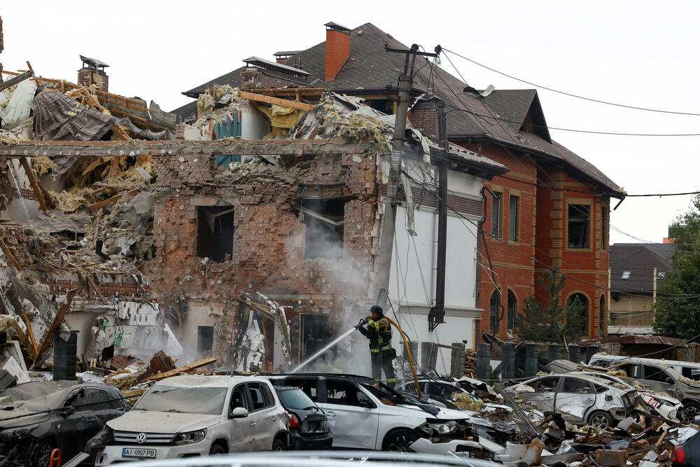 <p>Ministar spoljnih poslova Ukrajine Andrij Sibiha istakao je da napad naglašava potrebu za dodatnim sankcijama protiv Rusije kako bi bila primorana da zaustavi svoju agresiju</p>  <p>Susjedna Poljska zatvorila je svoj vazdušni prostor iznad dva jugoistočna grada i podigla lovačke avione dok opasnost nije prošla</p>