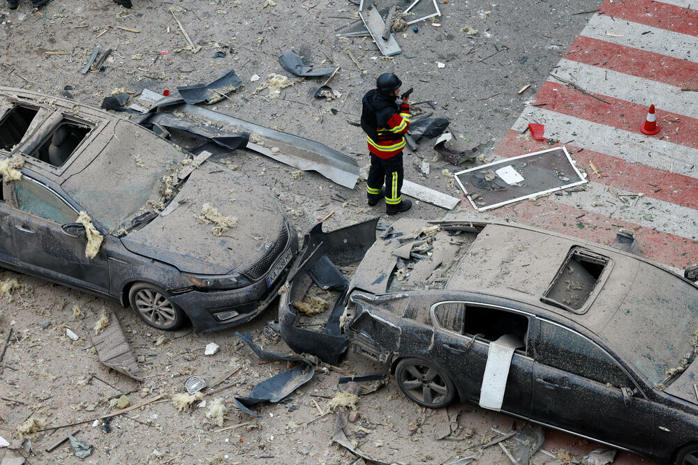 <p>Ministar spoljnih poslova Ukrajine Andrij Sibiha istakao je da napad naglašava potrebu za dodatnim sankcijama protiv Rusije kako bi bila primorana da zaustavi svoju agresiju</p>  <p>Susjedna Poljska zatvorila je svoj vazdušni prostor iznad dva jugoistočna grada i podigla lovačke avione dok opasnost nije prošla</p>