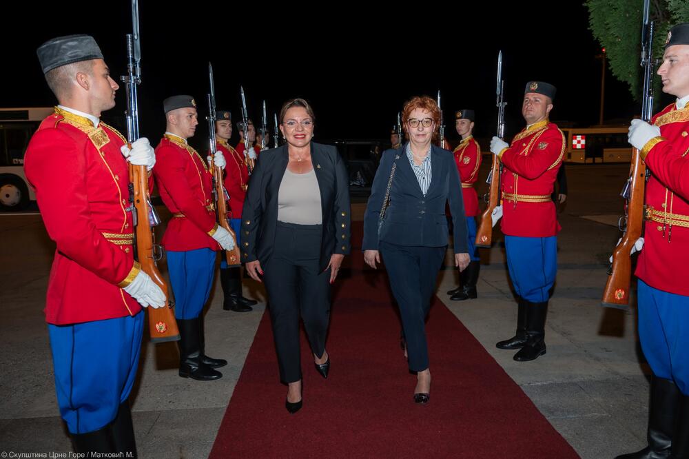 <p>Potpredsjednica Skupštine Zdenka Popović priredila je doček predsjednici Hondurasa, Siomari Kastro, koja na njen poziv boravi u Crnoj Gori povodom učešća na WPL Samitu</p>