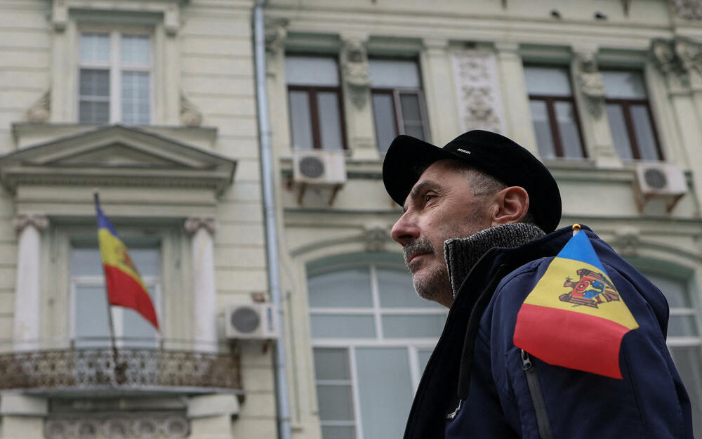 <p>Ako nijedna strana ne osvoji većinu u parlamentu od 101 mjesta, vjerovatno će uslijediti politička trgovina, što bi dodatno uzdrmalo jednu od najsiromašnijih evropskih zemalja, pogođenu ratom u susjednoj Ukrajini i sumnjama u rusko miješanje u politiku i religiju, navodi Rojters</p>