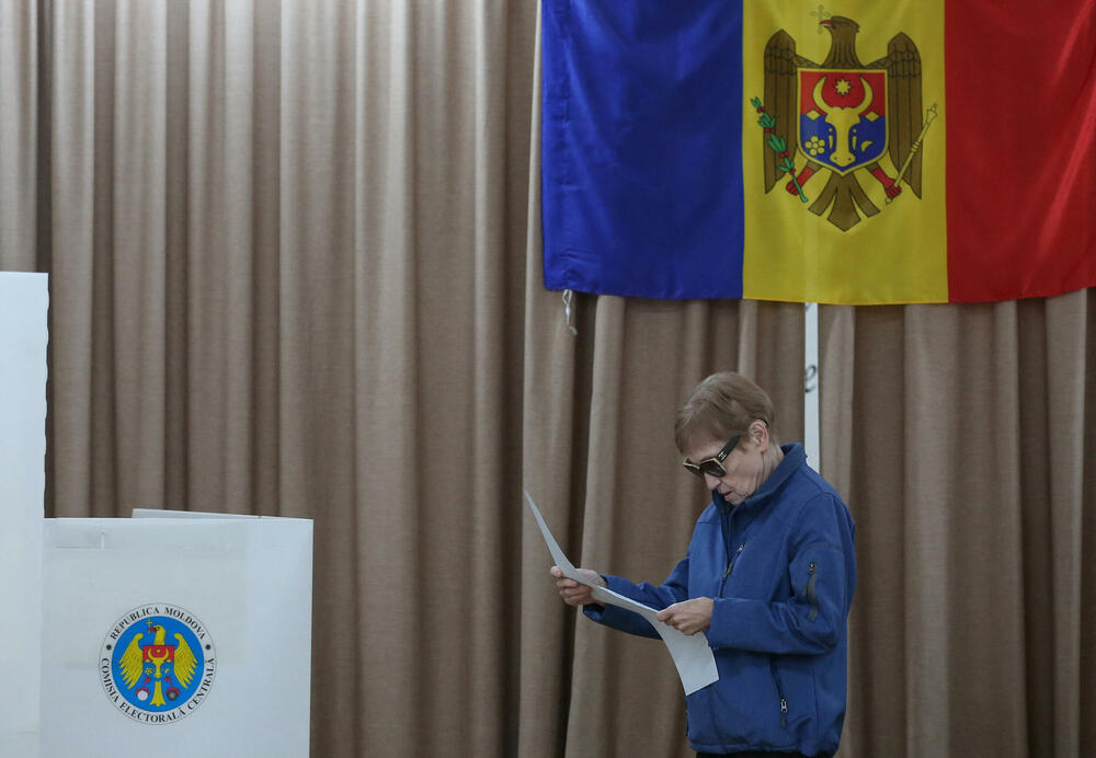 <p>Ako nijedna strana ne osvoji većinu u parlamentu od 101 mjesta, vjerovatno će uslijediti politička trgovina, što bi dodatno uzdrmalo jednu od najsiromašnijih evropskih zemalja, pogođenu ratom u susjednoj Ukrajini i sumnjama u rusko miješanje u politiku i religiju, navodi Rojters</p>