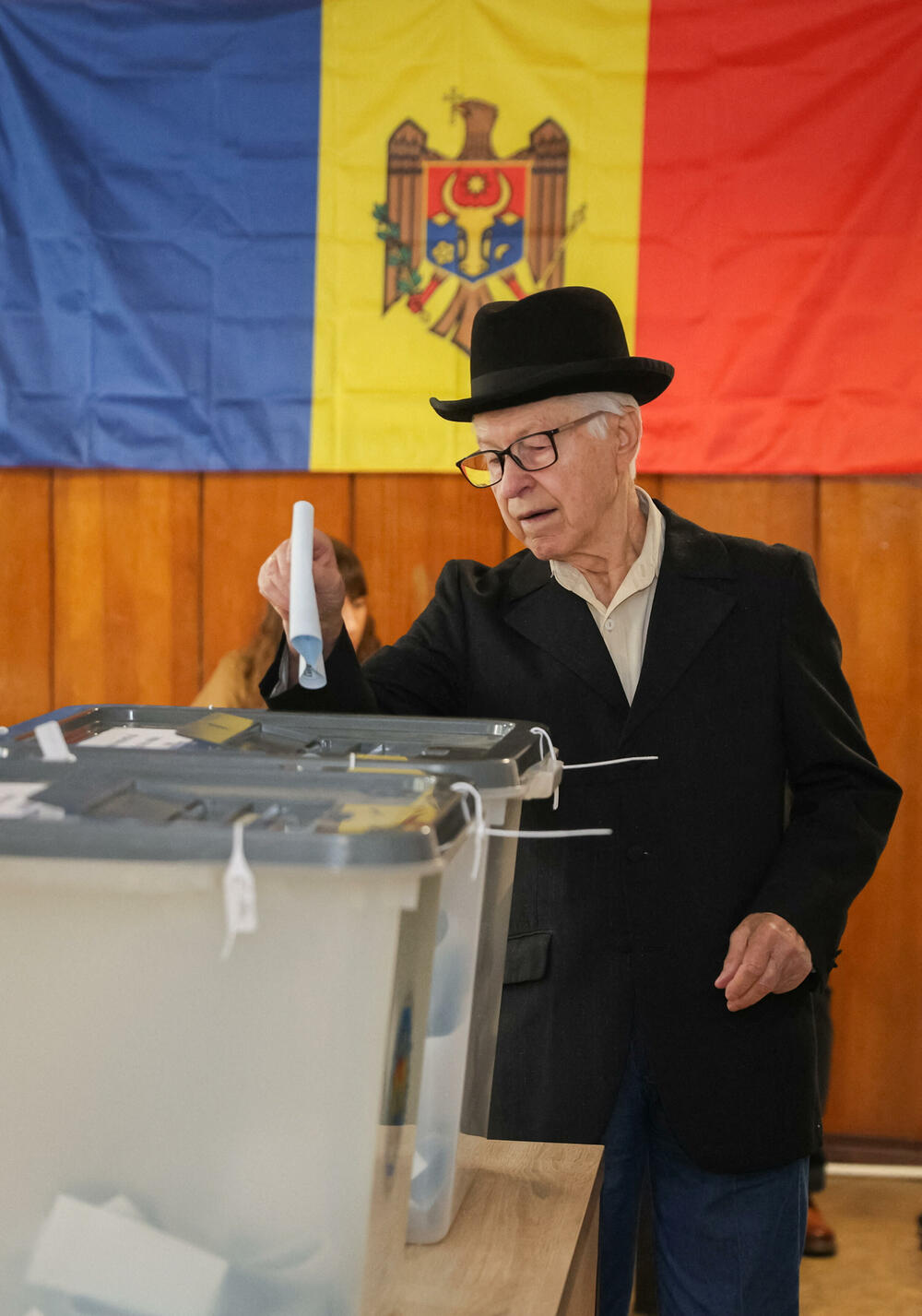 <p>Ako nijedna strana ne osvoji većinu u parlamentu od 101 mjesta, vjerovatno će uslijediti politička trgovina, što bi dodatno uzdrmalo jednu od najsiromašnijih evropskih zemalja, pogođenu ratom u susjednoj Ukrajini i sumnjama u rusko miješanje u politiku i religiju, navodi Rojters</p>
