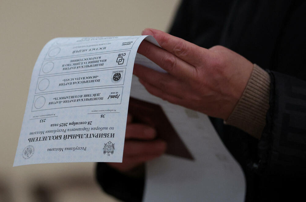 <p>Ako nijedna strana ne osvoji većinu u parlamentu od 101 mjesta, vjerovatno će uslijediti politička trgovina, što bi dodatno uzdrmalo jednu od najsiromašnijih evropskih zemalja, pogođenu ratom u susjednoj Ukrajini i sumnjama u rusko miješanje u politiku i religiju, navodi Rojters</p>