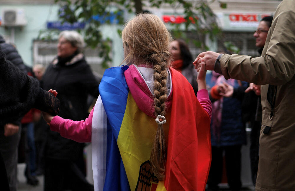 <p>Ako nijedna strana ne osvoji većinu u parlamentu od 101 mjesta, vjerovatno će uslijediti politička trgovina, što bi dodatno uzdrmalo jednu od najsiromašnijih evropskih zemalja, pogođenu ratom u susjednoj Ukrajini i sumnjama u rusko miješanje u politiku i religiju, navodi Rojters</p>