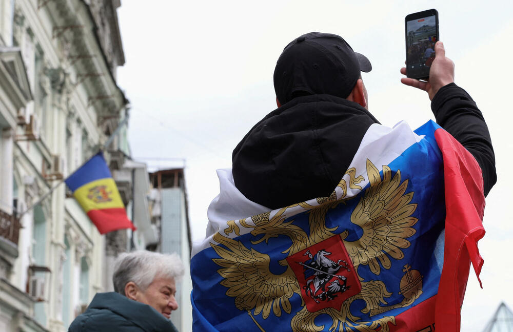 <p>Ako nijedna strana ne osvoji većinu u parlamentu od 101 mjesta, vjerovatno će uslijediti politička trgovina, što bi dodatno uzdrmalo jednu od najsiromašnijih evropskih zemalja, pogođenu ratom u susjednoj Ukrajini i sumnjama u rusko miješanje u politiku i religiju, navodi Rojters</p>