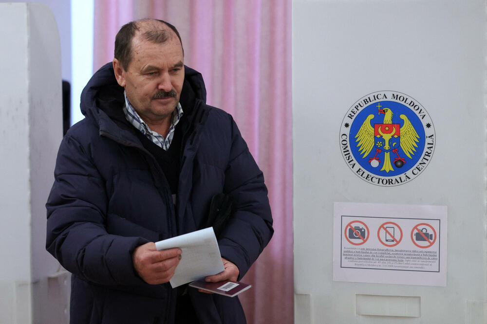 <p>Ako nijedna strana ne osvoji većinu u parlamentu od 101 mjesta, vjerovatno će uslijediti politička trgovina, što bi dodatno uzdrmalo jednu od najsiromašnijih evropskih zemalja, pogođenu ratom u susjednoj Ukrajini i sumnjama u rusko miješanje u politiku i religiju, navodi Rojters</p>