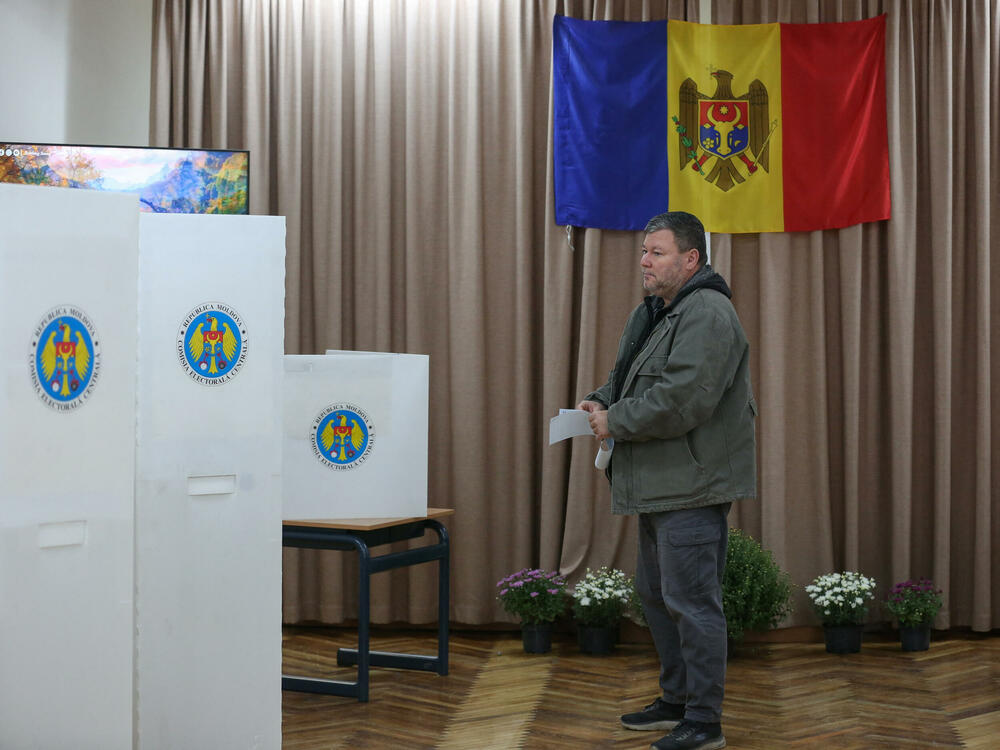 <p>Ako nijedna strana ne osvoji većinu u parlamentu od 101 mjesta, vjerovatno će uslijediti politička trgovina, što bi dodatno uzdrmalo jednu od najsiromašnijih evropskih zemalja, pogođenu ratom u susjednoj Ukrajini i sumnjama u rusko miješanje u politiku i religiju, navodi Rojters</p>