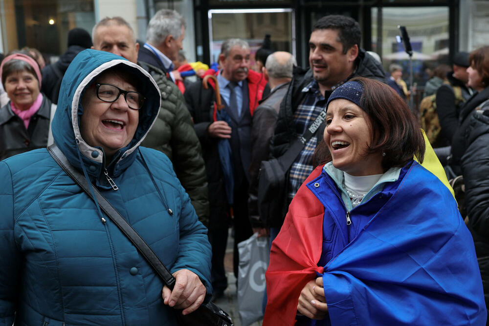 <p>Ako nijedna strana ne osvoji većinu u parlamentu od 101 mjesta, vjerovatno će uslijediti politička trgovina, što bi dodatno uzdrmalo jednu od najsiromašnijih evropskih zemalja, pogođenu ratom u susjednoj Ukrajini i sumnjama u rusko miješanje u politiku i religiju, navodi Rojters</p>