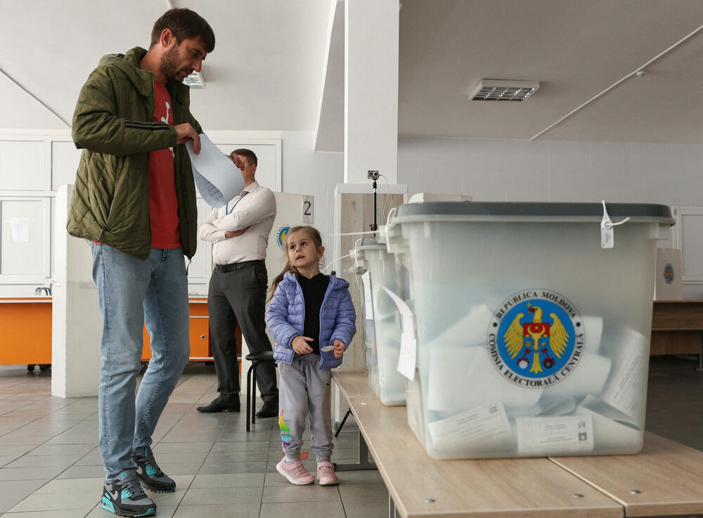 <p>Ako nijedna strana ne osvoji većinu u parlamentu od 101 mjesta, vjerovatno će uslijediti politička trgovina, što bi dodatno uzdrmalo jednu od najsiromašnijih evropskih zemalja, pogođenu ratom u susjednoj Ukrajini i sumnjama u rusko miješanje u politiku i religiju, navodi Rojters</p>