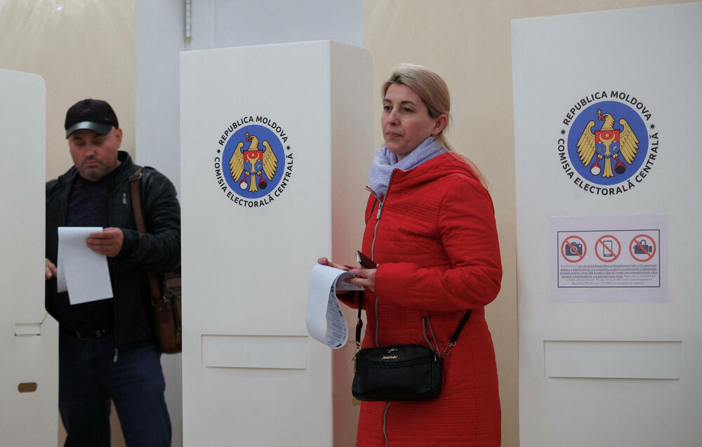 <p>Ako nijedna strana ne osvoji većinu u parlamentu od 101 mjesta, vjerovatno će uslijediti politička trgovina, što bi dodatno uzdrmalo jednu od najsiromašnijih evropskih zemalja, pogođenu ratom u susjednoj Ukrajini i sumnjama u rusko miješanje u politiku i religiju, navodi Rojters</p>