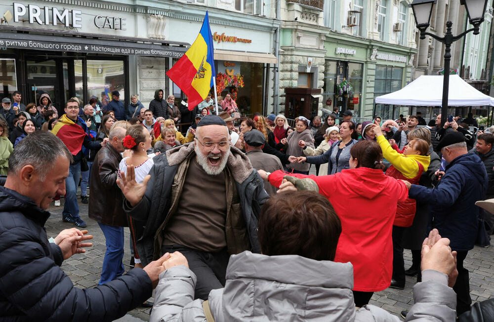 <p>Ako nijedna strana ne osvoji većinu u parlamentu od 101 mjesta, vjerovatno će uslijediti politička trgovina, što bi dodatno uzdrmalo jednu od najsiromašnijih evropskih zemalja, pogođenu ratom u susjednoj Ukrajini i sumnjama u rusko miješanje u politiku i religiju, navodi Rojters</p>