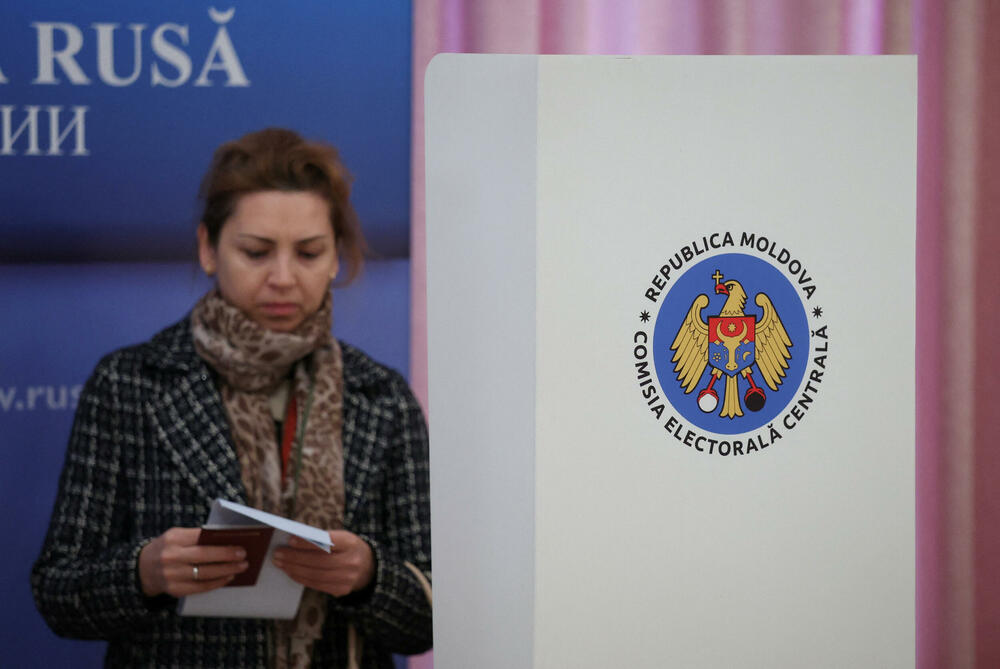 <p>Ako nijedna strana ne osvoji većinu u parlamentu od 101 mjesta, vjerovatno će uslijediti politička trgovina, što bi dodatno uzdrmalo jednu od najsiromašnijih evropskih zemalja, pogođenu ratom u susjednoj Ukrajini i sumnjama u rusko miješanje u politiku i religiju, navodi Rojters</p>