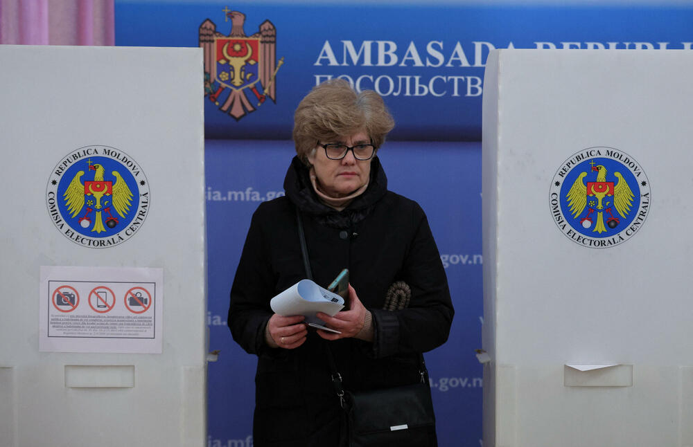 <p>Ako nijedna strana ne osvoji većinu u parlamentu od 101 mjesta, vjerovatno će uslijediti politička trgovina, što bi dodatno uzdrmalo jednu od najsiromašnijih evropskih zemalja, pogođenu ratom u susjednoj Ukrajini i sumnjama u rusko miješanje u politiku i religiju, navodi Rojters</p>