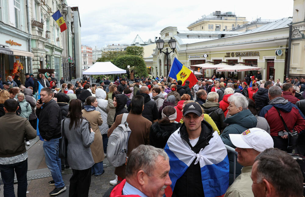 <p>Ako nijedna strana ne osvoji većinu u parlamentu od 101 mjesta, vjerovatno će uslijediti politička trgovina, što bi dodatno uzdrmalo jednu od najsiromašnijih evropskih zemalja, pogođenu ratom u susjednoj Ukrajini i sumnjama u rusko miješanje u politiku i religiju, navodi Rojters</p>