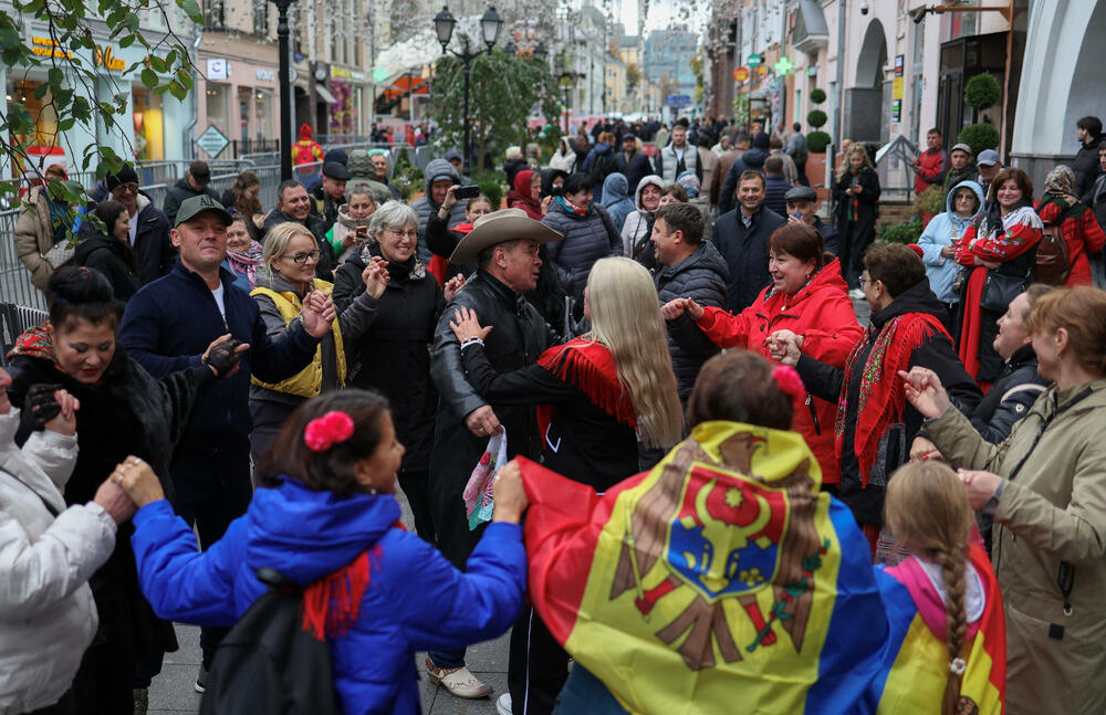 <p>Ako nijedna strana ne osvoji većinu u parlamentu od 101 mjesta, vjerovatno će uslijediti politička trgovina, što bi dodatno uzdrmalo jednu od najsiromašnijih evropskih zemalja, pogođenu ratom u susjednoj Ukrajini i sumnjama u rusko miješanje u politiku i religiju, navodi Rojters</p>