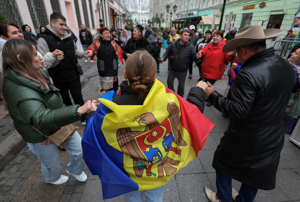<p>Ako nijedna strana ne osvoji većinu u parlamentu od 101 mjesta, vjerovatno će uslijediti politička trgovina, što bi dodatno uzdrmalo jednu od najsiromašnijih evropskih zemalja, pogođenu ratom u susjednoj Ukrajini i sumnjama u rusko miješanje u politiku i religiju, navodi Rojters</p>