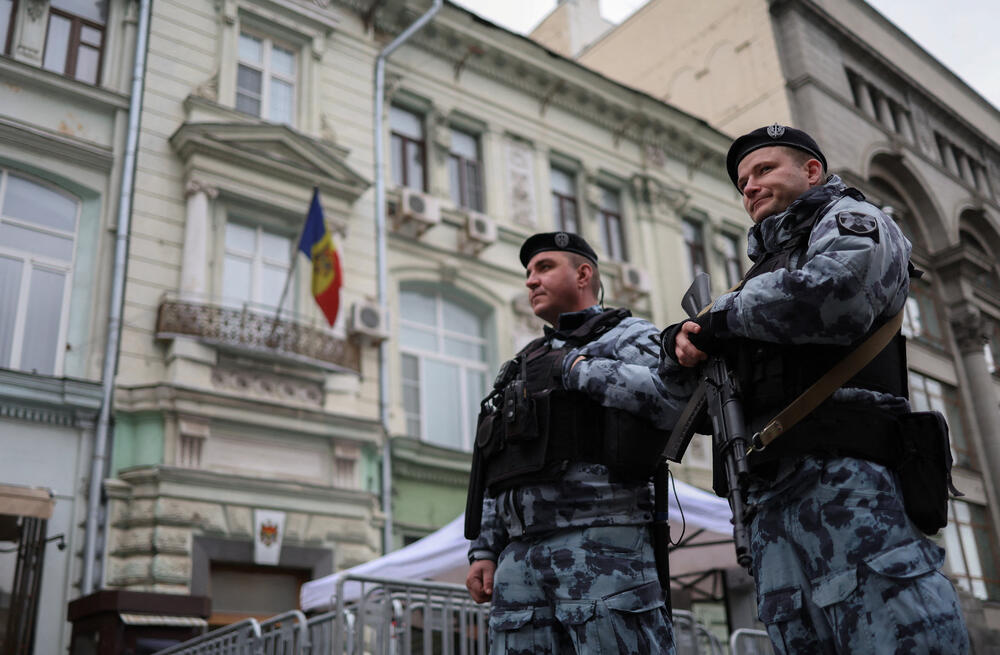 <p>Ako nijedna strana ne osvoji većinu u parlamentu od 101 mjesta, vjerovatno će uslijediti politička trgovina, što bi dodatno uzdrmalo jednu od najsiromašnijih evropskih zemalja, pogođenu ratom u susjednoj Ukrajini i sumnjama u rusko miješanje u politiku i religiju, navodi Rojters</p>