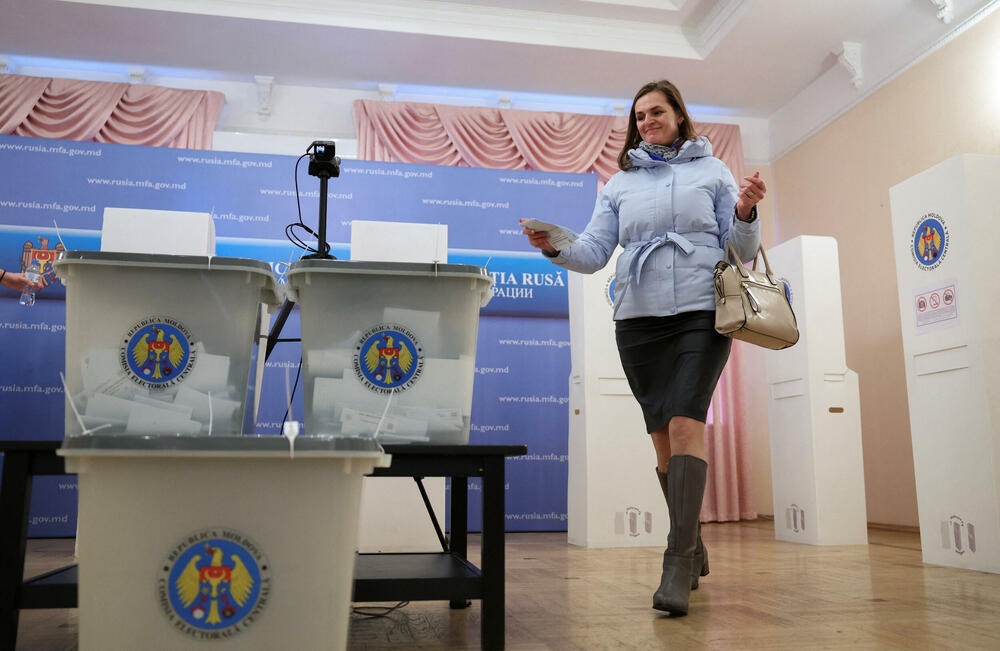 <p>Ako nijedna strana ne osvoji većinu u parlamentu od 101 mjesta, vjerovatno će uslijediti politička trgovina, što bi dodatno uzdrmalo jednu od najsiromašnijih evropskih zemalja, pogođenu ratom u susjednoj Ukrajini i sumnjama u rusko miješanje u politiku i religiju, navodi Rojters</p>