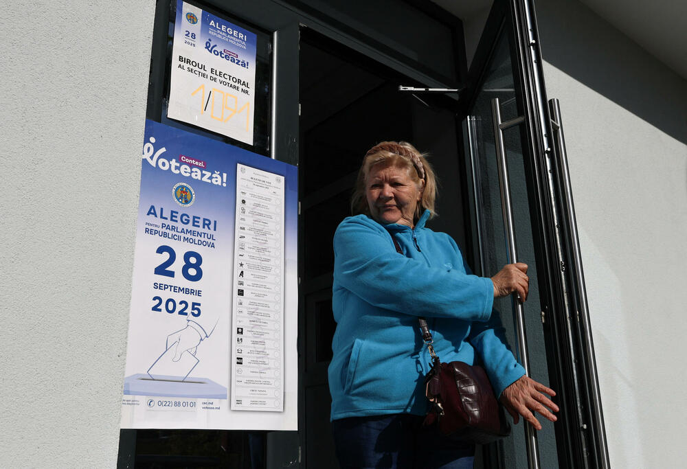 <p>Ako nijedna strana ne osvoji većinu u parlamentu od 101 mjesta, vjerovatno će uslijediti politička trgovina, što bi dodatno uzdrmalo jednu od najsiromašnijih evropskih zemalja, pogođenu ratom u susjednoj Ukrajini i sumnjama u rusko miješanje u politiku i religiju, navodi Rojters</p>