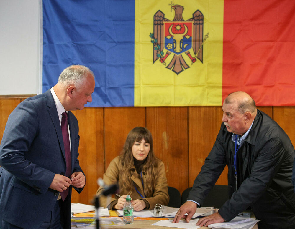 <p>Ako nijedna strana ne osvoji većinu u parlamentu od 101 mjesta, vjerovatno će uslijediti politička trgovina, što bi dodatno uzdrmalo jednu od najsiromašnijih evropskih zemalja, pogođenu ratom u susjednoj Ukrajini i sumnjama u rusko miješanje u politiku i religiju, navodi Rojters</p>