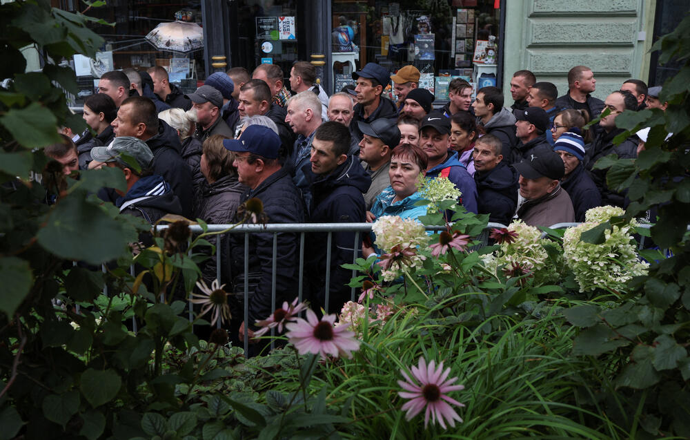 <p>Ako nijedna strana ne osvoji većinu u parlamentu od 101 mjesta, vjerovatno će uslijediti politička trgovina, što bi dodatno uzdrmalo jednu od najsiromašnijih evropskih zemalja, pogođenu ratom u susjednoj Ukrajini i sumnjama u rusko miješanje u politiku i religiju, navodi Rojters</p>