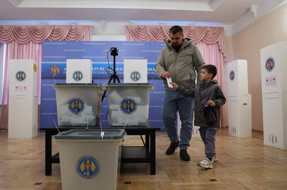 <p>Ako nijedna strana ne osvoji većinu u parlamentu od 101 mjesta, vjerovatno će uslijediti politička trgovina, što bi dodatno uzdrmalo jednu od najsiromašnijih evropskih zemalja, pogođenu ratom u susjednoj Ukrajini i sumnjama u rusko miješanje u politiku i religiju, navodi Rojters</p>