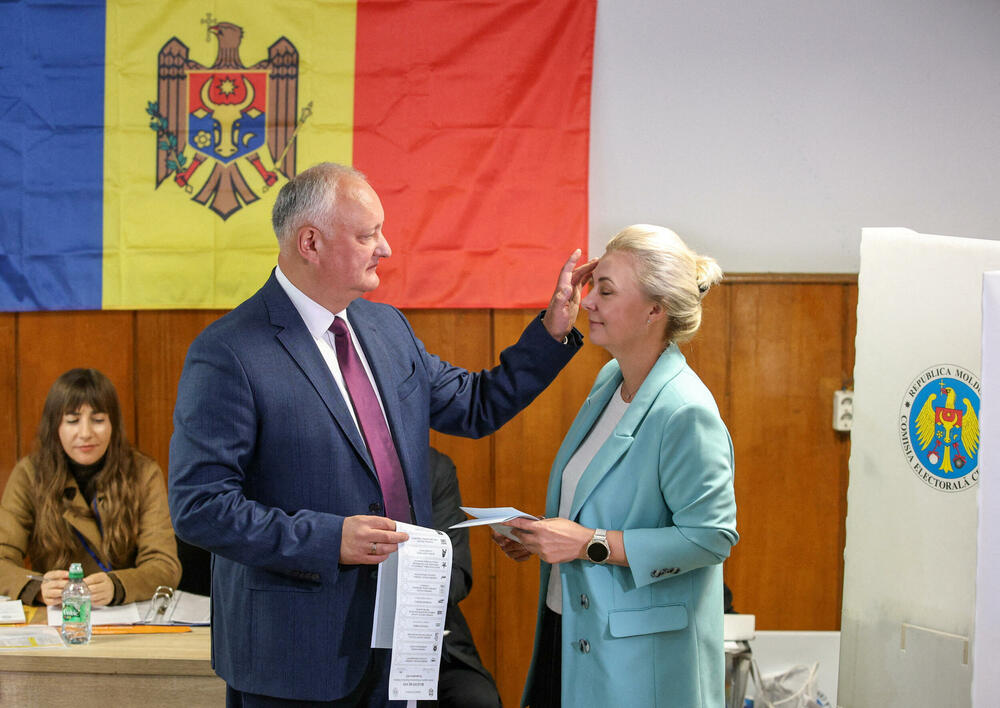 Dodon i njegova supruga Galina na glasačkom mjestu