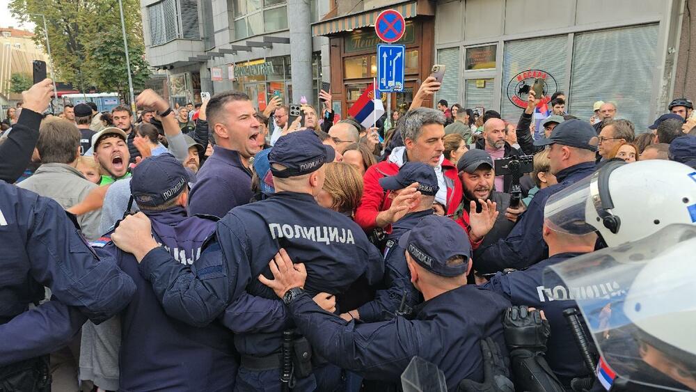 Podijeljene ulice širom Srbije: Policija između pristalica i...