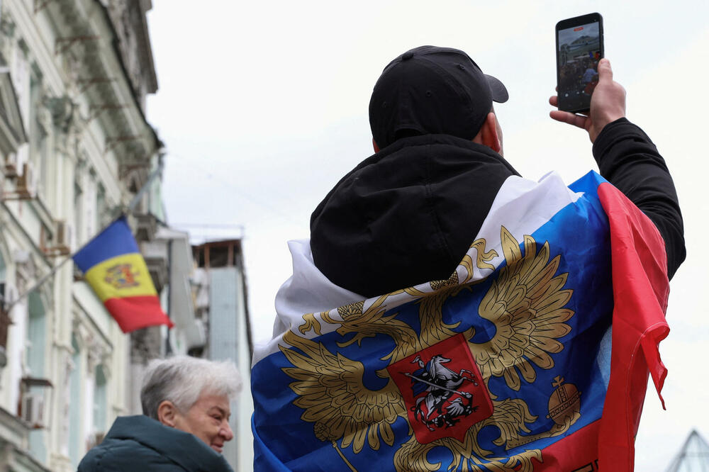 Moldavski građani čekaju u redu za glasanje na parlamentarnim izborima ispred ambasade te zemlje u Moskvi, Foto: Reuters