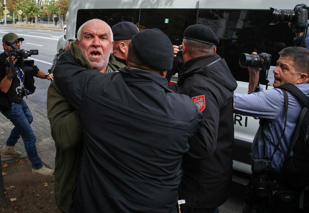 Sa protesta pristalica opozicije juče ispred parlamenta u Kišinjevu
