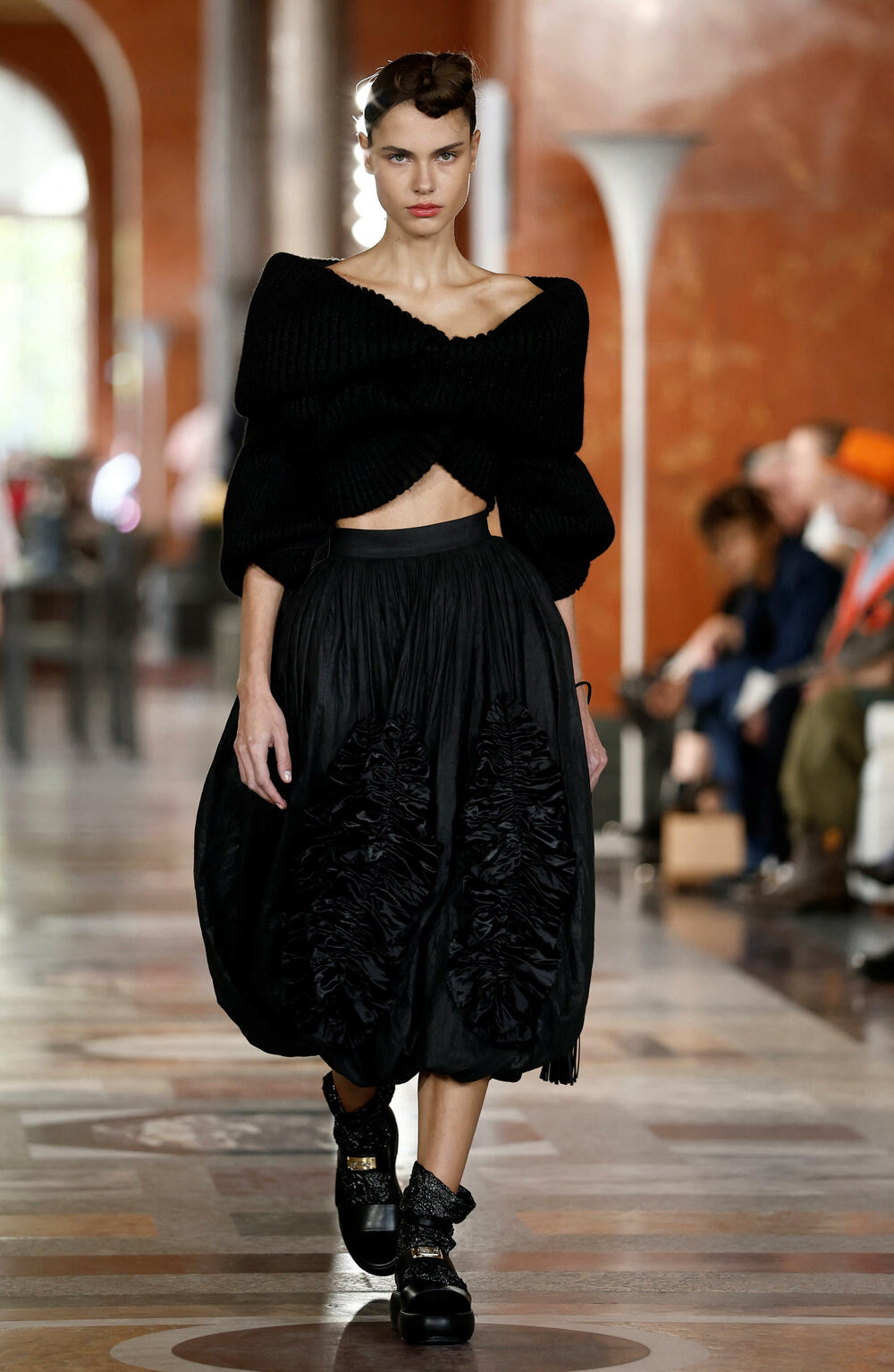 <p>Manekenke nosile pletene bermude, kardigane s dubokim džepovima i kapute u stilu ogrtača, ponegdje upotpunjene krupnim šalom, a ponegdje s otkrivenim jednim ili oba ramena</p>