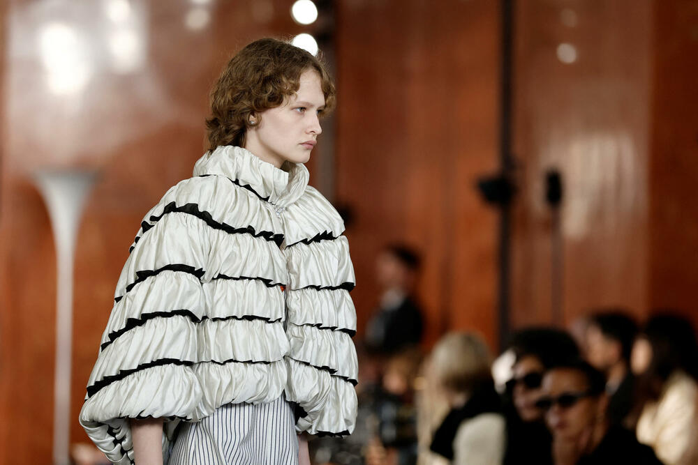 <p>Manekenke nosile pletene bermude, kardigane s dubokim džepovima i kapute u stilu ogrtača, ponegdje upotpunjene krupnim šalom, a ponegdje s otkrivenim jednim ili oba ramena</p>