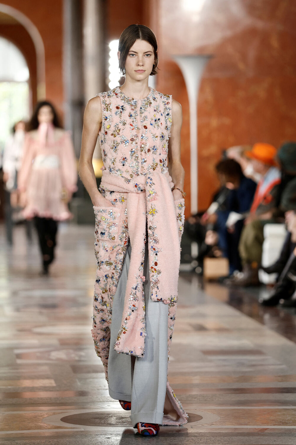 <p>Manekenke nosile pletene bermude, kardigane s dubokim džepovima i kapute u stilu ogrtača, ponegdje upotpunjene krupnim šalom, a ponegdje s otkrivenim jednim ili oba ramena</p>