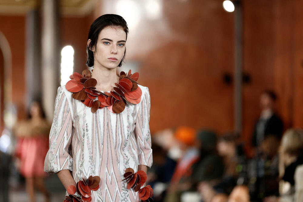 <p>Manekenke nosile pletene bermude, kardigane s dubokim džepovima i kapute u stilu ogrtača, ponegdje upotpunjene krupnim šalom, a ponegdje s otkrivenim jednim ili oba ramena</p>