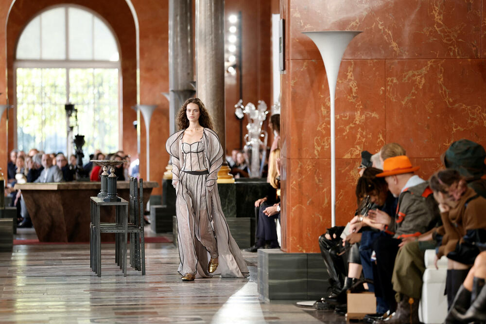 <p>Manekenke nosile pletene bermude, kardigane s dubokim džepovima i kapute u stilu ogrtača, ponegdje upotpunjene krupnim šalom, a ponegdje s otkrivenim jednim ili oba ramena</p>