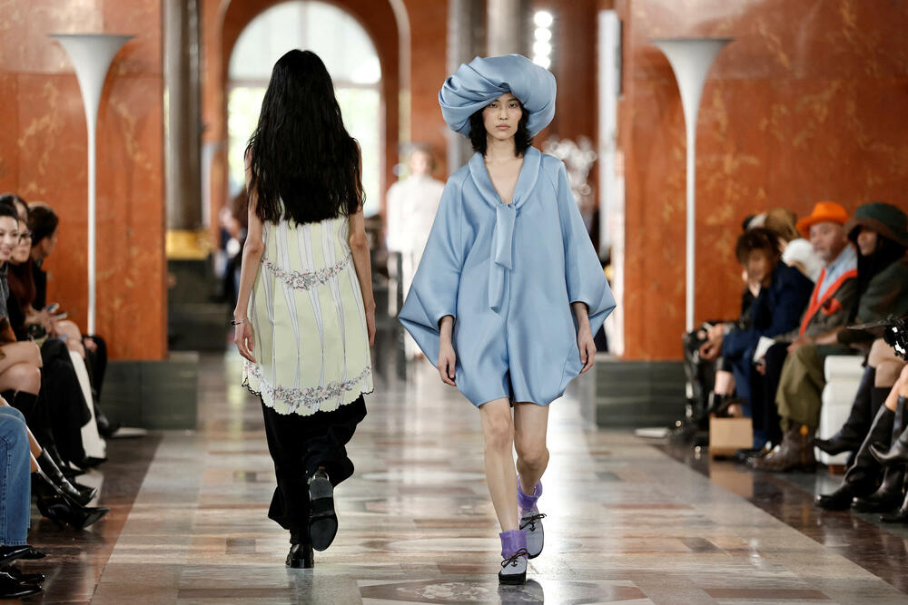 <p>Manekenke nosile pletene bermude, kardigane s dubokim džepovima i kapute u stilu ogrtača, ponegdje upotpunjene krupnim šalom, a ponegdje s otkrivenim jednim ili oba ramena</p>