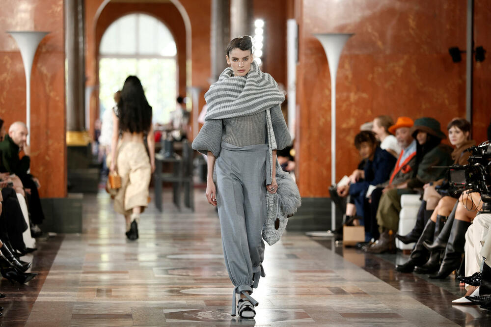 <p>Manekenke nosile pletene bermude, kardigane s dubokim džepovima i kapute u stilu ogrtača, ponegdje upotpunjene krupnim šalom, a ponegdje s otkrivenim jednim ili oba ramena</p>