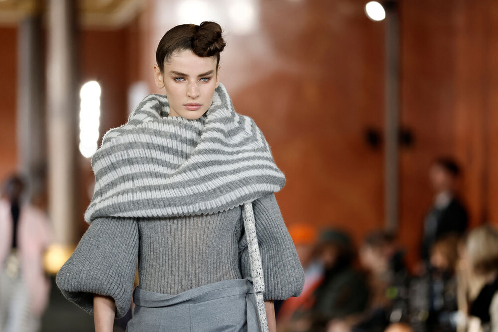 <p>Manekenke nosile pletene bermude, kardigane s dubokim džepovima i kapute u stilu ogrtača, ponegdje upotpunjene krupnim šalom, a ponegdje s otkrivenim jednim ili oba ramena</p>