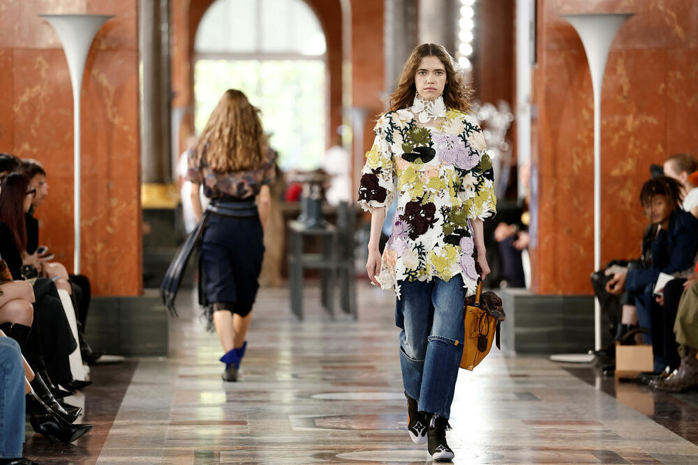 <p>Manekenke nosile pletene bermude, kardigane s dubokim džepovima i kapute u stilu ogrtača, ponegdje upotpunjene krupnim šalom, a ponegdje s otkrivenim jednim ili oba ramena</p>