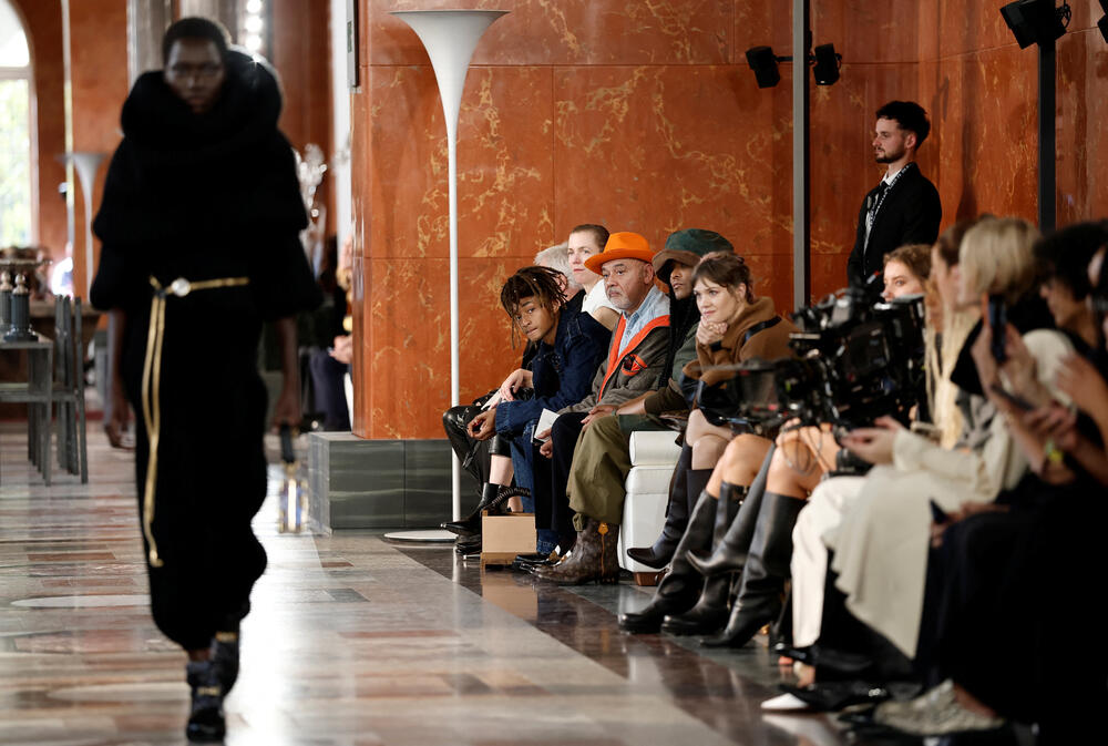 <p>Manekenke nosile pletene bermude, kardigane s dubokim džepovima i kapute u stilu ogrtača, ponegdje upotpunjene krupnim šalom, a ponegdje s otkrivenim jednim ili oba ramena</p>