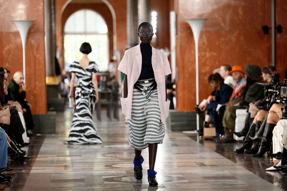 <p>Manekenke nosile pletene bermude, kardigane s dubokim džepovima i kapute u stilu ogrtača, ponegdje upotpunjene krupnim šalom, a ponegdje s otkrivenim jednim ili oba ramena</p>