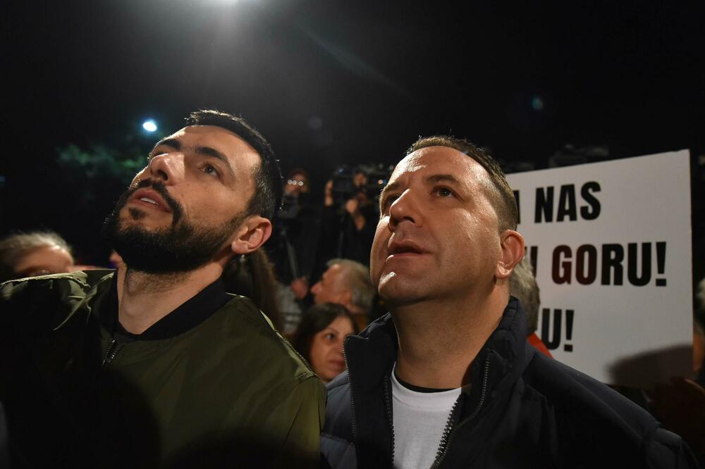 Najavili skora okupljanja: lider i potpredsjednik DPS-a Danijel Živković i Jevto Eraković na protestu “Ima nas”, Foto: BORIS PEJOVIC