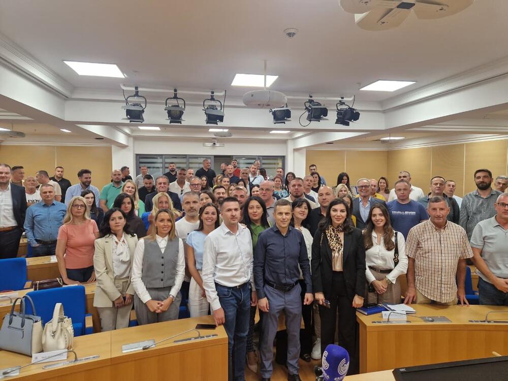 Podgorički PES: Puna podrška Mujoviću, učinio sve što je do njega...